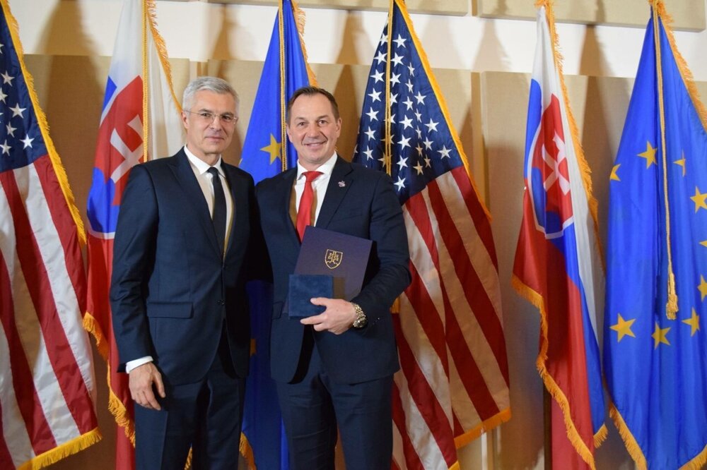 Slovak Ambassador Ivan Korčok handing the Woodrow Wilson award to former ice-hockey star Peter Bondra.