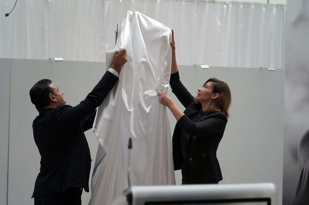 Unveiling the memorial.