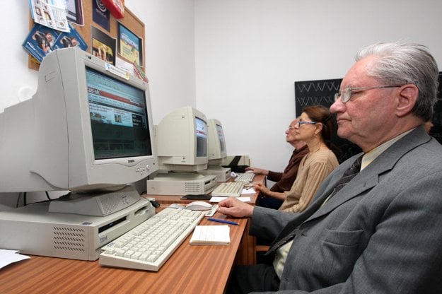 Internet courses for seniors are organised regularly. 