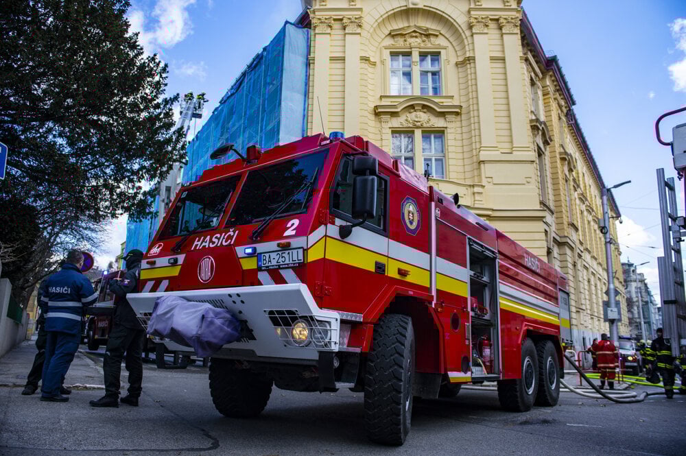Two dozen firefighters fought a fire that broke out on the roof of a primary school on Palisády Street in Bratislava. Teachers and children were evacuated before the firefighters arrived.