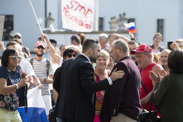 Luboš Blaha of Smer (l) and Marian Kotleba of ĽSNS (r) came to talk to the protesters.