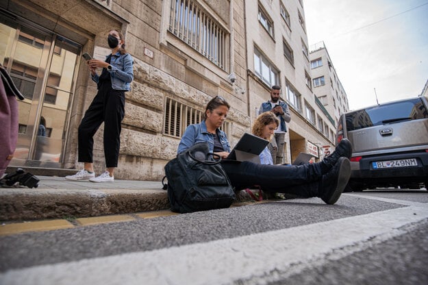 Some journalists were not allowed to attend a press conference held by the general prosecutor. They watched it on the street instead.