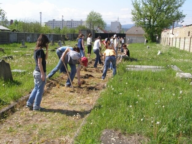 In 2007, students from Spišská Nová Ves started to look after the local Jewish graveyard.