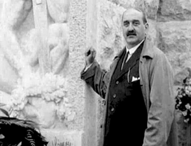 Slovak sculptor Dezider Ignác Lányi is buried in the Hollywood Forever cemetery in the USA.
