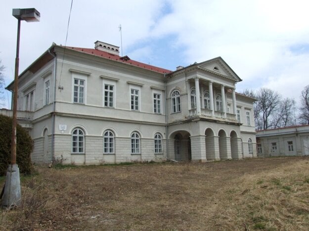 The manor house was built in 1840 by Ján Tajnai, a royal chamberlain.