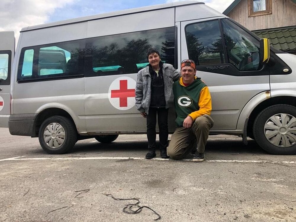 The friend of Peter Gavlák (r) and a lady from Kharkiv they helped transport.