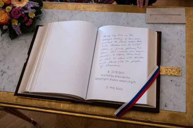 U.S. First Lady Jill Biden's message written in a guestbook at the Presidential Palace on May 9, 2022.