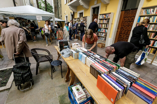 The Bratislava Book Exchange takes place outside the library on Klariská Street in Bratislava until May 20, 2022.