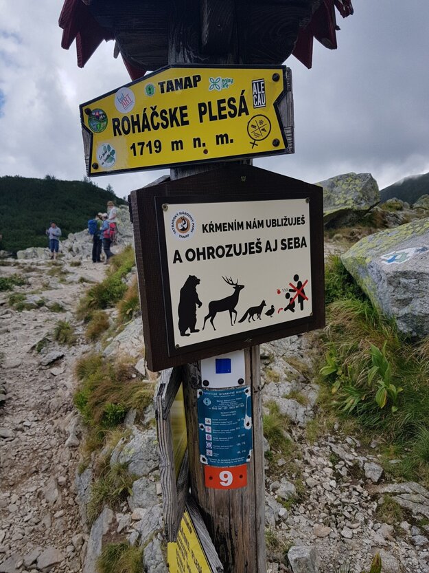 TANAP installed a board warning visitors not to feed wild animals at Roháčske Plesá lakes in northern Slovakia.