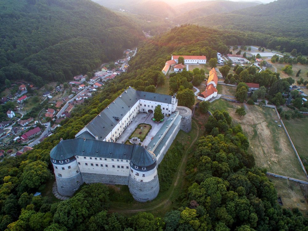 Červený Kameň Castle