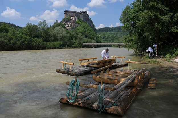 A wooden raft below Orava Castle.