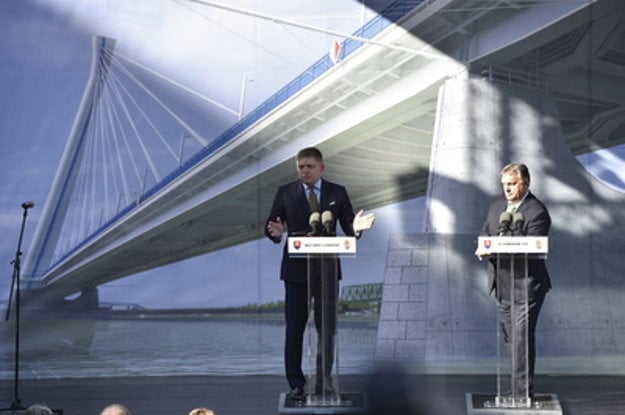 L-R: Slovak and Hungarian PMs, Robert Fico and Viktor Orbán, at the launch of construciton of Komárno-Komárom bridge.