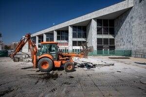 Demolishing of the pedestal.