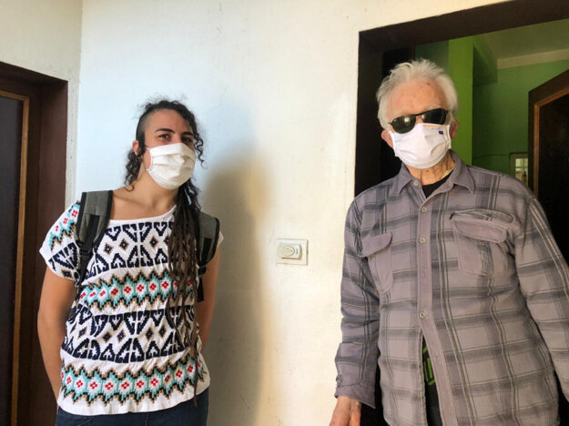 Arantxa Ferrer distributed face masks to older people, since there is a shortage of them in Tirana. 