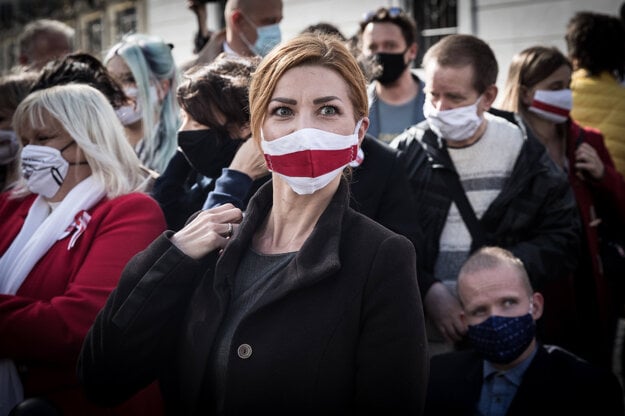 Supporters and compatriots welcomed Tsikhanouskaya in Bratislava.