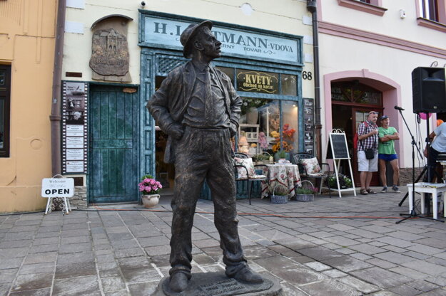 A statue of Tóno Brtko is revealed in Sabinov on August 14, 2021.