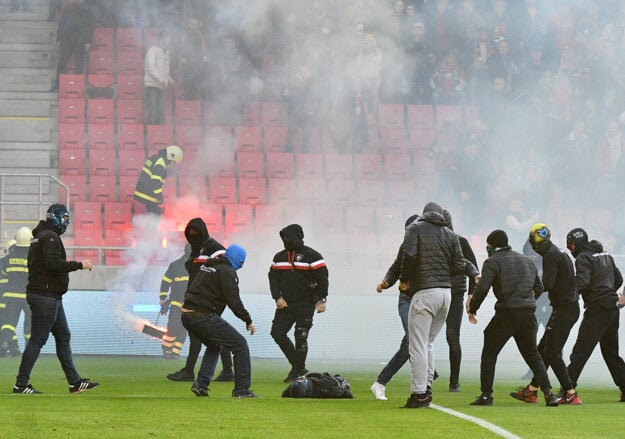 Boj medzi fanúšikmi Slovana Bratislava a Spartaka Trnava.