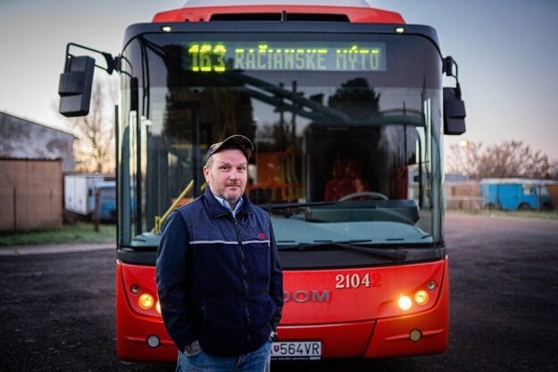 Roman Hollen stojaci pred autobusom číslo 163, za ktorý osobne bojoval.