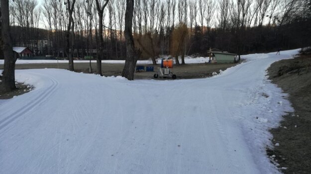 A cross-country ski track has been created around a lake in Banská Bystrica.