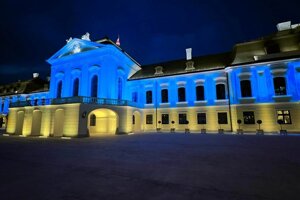 Presidential Palace lit up in solidarity with Ukraine. 