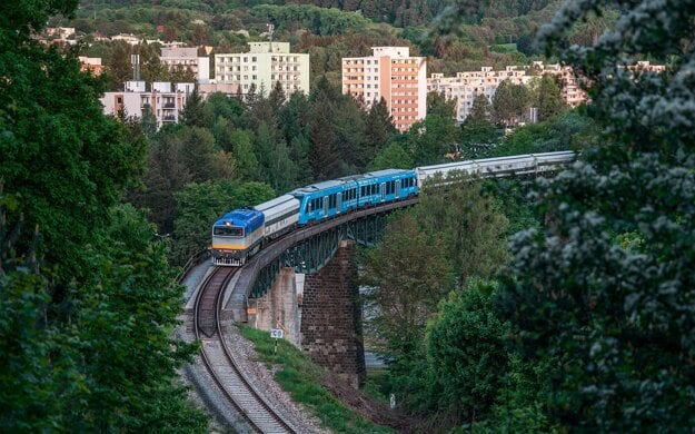 The hydrogen train, pulled by a conventional locomotive, in Handlová.