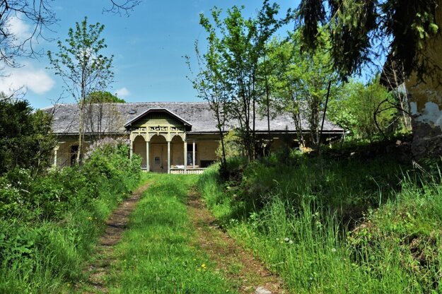 The spa in Leváre was once visited by 2,000 people during the season. There was a restaurant and a pub in the area, and 17 rooms were available to visitors.