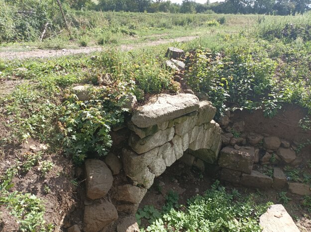 Remains of a centuries-old road, which copied the medieval Via Magna, were discovered during the recent reconstruction of the first-class road I/66 near the village of Devičie, Banská Bystrica region. The section about 300 meters long.
