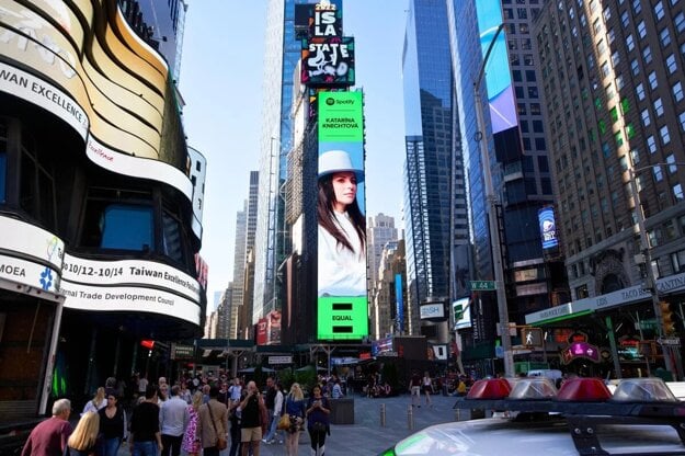 Katarína Knechtová has become another Slovak singer to appear on a billboard in New York Times Square as part of Spotify's Equal Campaign.  Last year, Karin Ann was the first Slovak female artist to be on the billboard.  SIMA and Ela Tolstova followed in 2022.