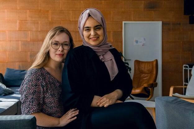 Salma Al Henami with her friend Paulína.