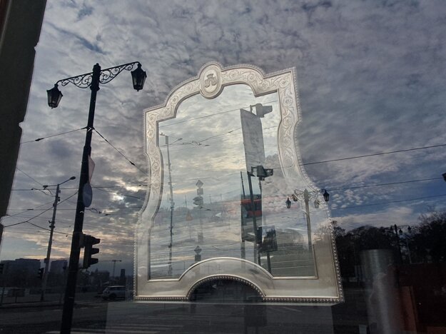 The antique mirror in the shop window of Esterházy Palace.