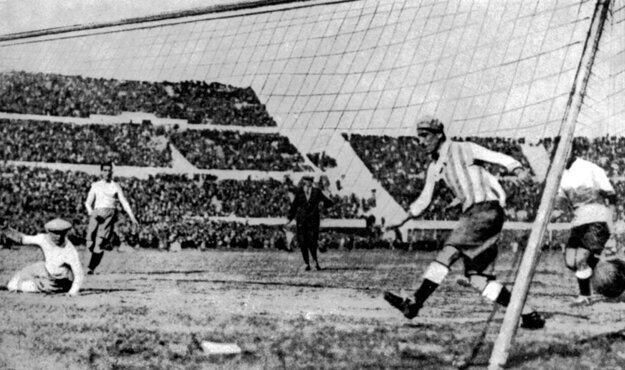 Snímka z finále majstrovstiev sveta v roku 1930 medzi Uruguajom a Argentínou.  Uruguaj vyhral 4:2 a získal titul.