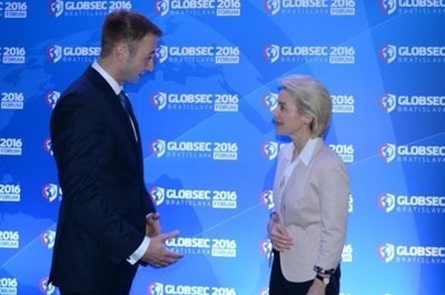 Róbert Vass chatting with German Defence Minister Ursula von der Leyen at Globsec 2016.