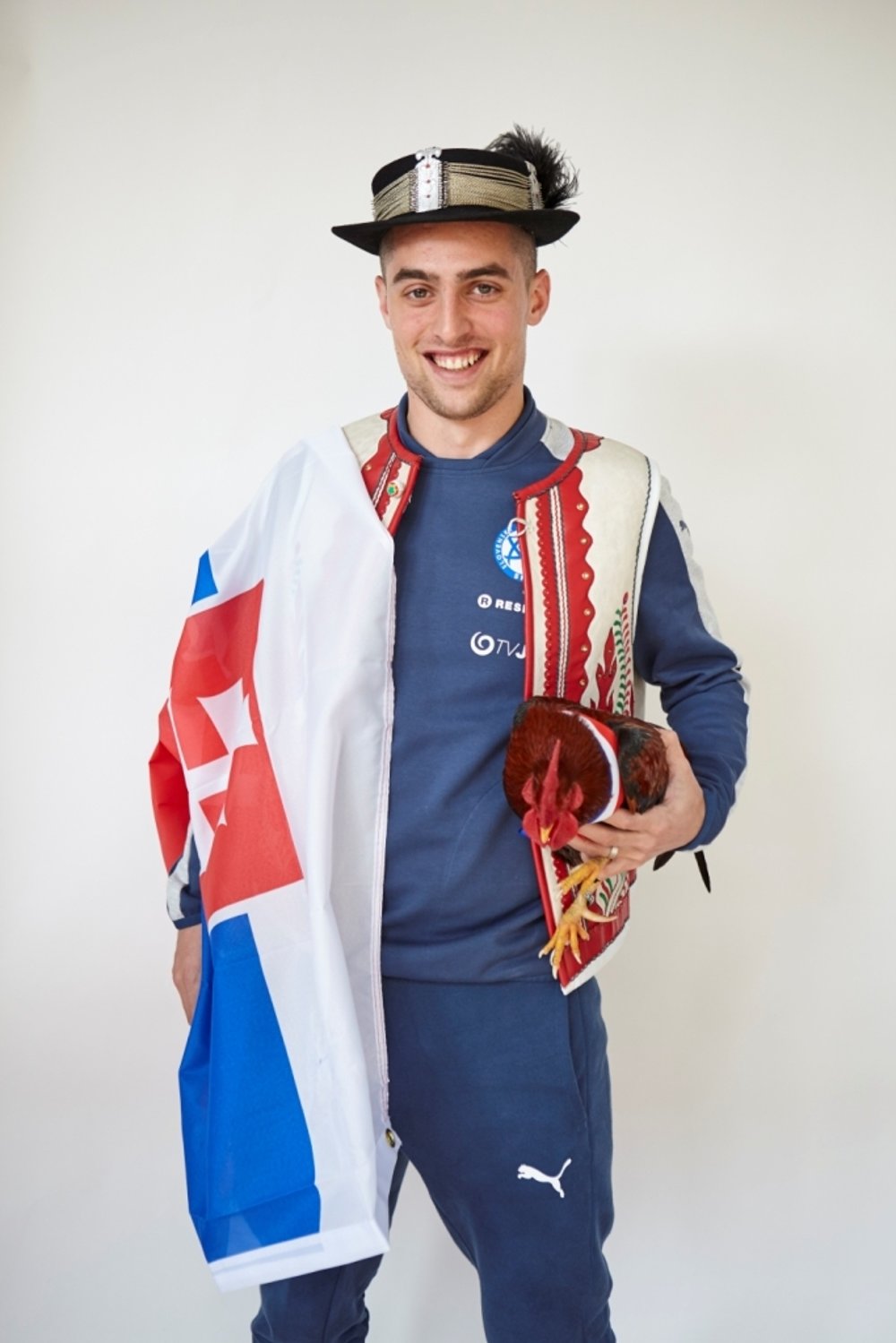 Róbert Mak posed with the rooster and the Slovak flag.