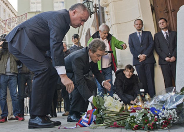 Slovak president Andrej Kiska (L) and French Ambassador to Slovakia Didier Lopinot (2L) commemorate victims of the Paris attacks in Bratislava.