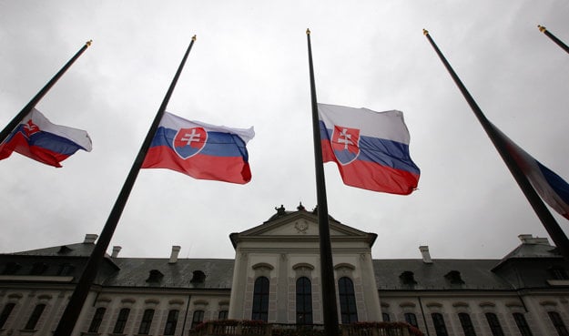 Flags in front of the Presidential Palace in Bratislava fly at half-mast today to pay tribute to the late President Michal Kováč. 