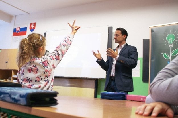 Marek Sihelský from Henkel Slovensko during the lesson at Nobelovo námestie Primary School in Bratislava