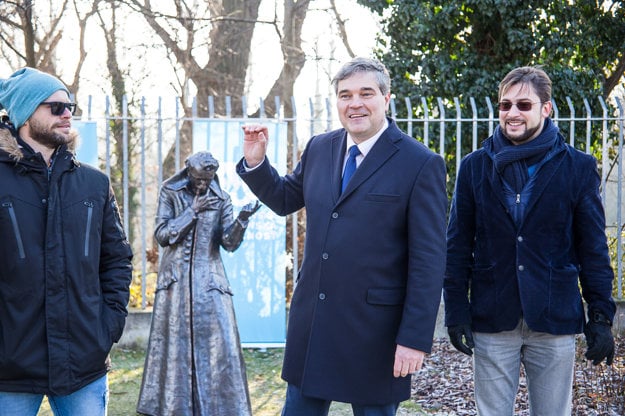 Sculptor Róbert Czingel, BVS general director Zsolt Lukáč and head of FABRIKart Andrej Aleksiev during the launch of the sculpture.