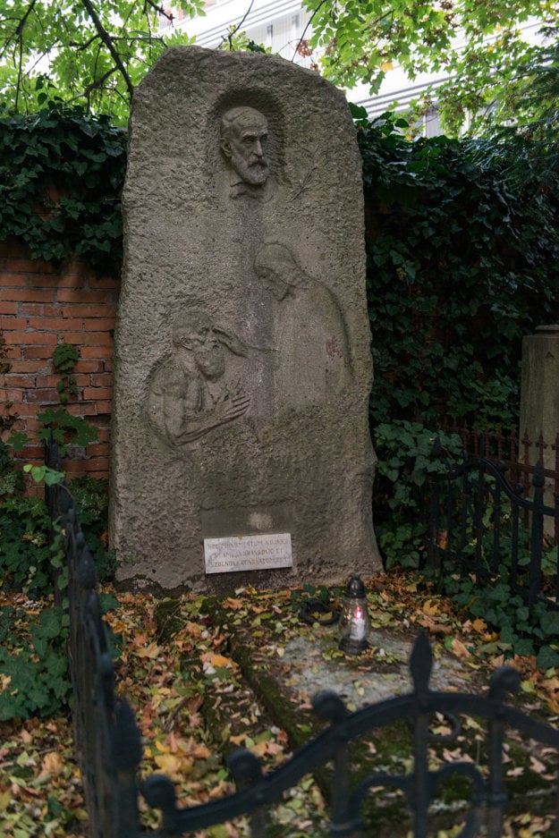 The tombstone of ophthalmologist Karol Kaňka by Alojz Rigele.