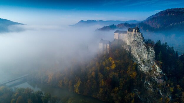 Oravský hrad v obci Orovský Potsomok, ktorý sa nachádza na severnom Slovensku.