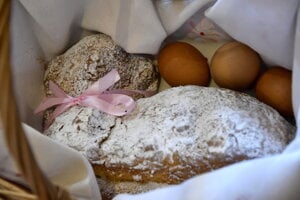 An Easter lamb cake is placed in a wooden basket.