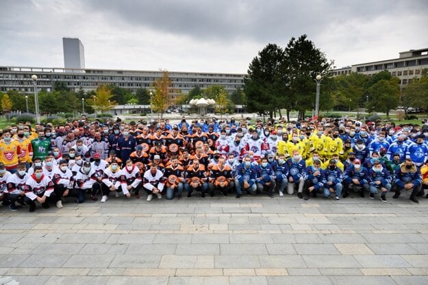 The players of Slovak ice hockey clubs protested in front of the Government's Office on September 30 against the originally planned cancellation of all mass sports events.