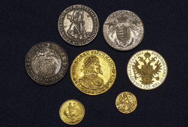 The 10 Ducat of Ferdinand III (centre)