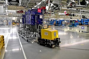 The CEIT’s automated guided vehicle in action at the Volkswagen Slovakia plant in Bratislava.