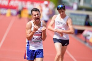 The Slovak Roma racewalker Daniel Kováč is compared to the Slovak Olympic champion and racewalker Matej Tóth.