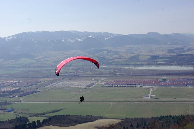 A paraglider has taken off from the Straník hill near Žilina.