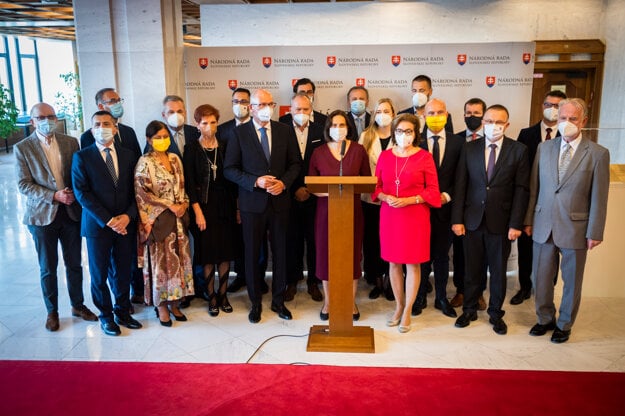 The faction around Mária Kolíková joins SaS caucus.