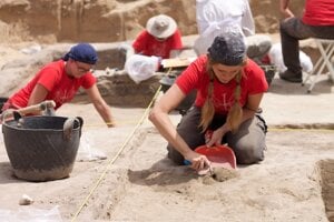 Works at an archaeological site in archaeological site Tell el-Retaba.