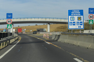 The new stretch of the Hungarian M30 highway ends at the Slovak borders.