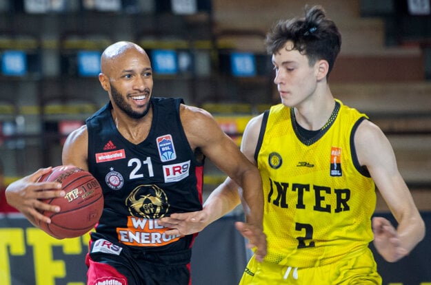 US-Slovak basketball player Andre Jones (left) plays for a Vienna club today.