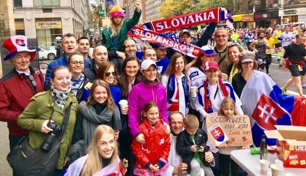 The Slovak community cheering during her marathon in New York. 